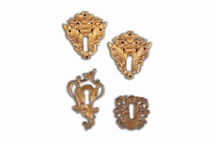 Lotto composto da quattro bocchette di serratura in bronzo, di cui due dorate a forma di mascheroni, secoli XVII - XVIII  - Asta Incanti d'Arte - Associazione Nazionale - Case d'Asta italiane