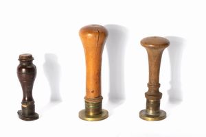 Lotto composto da tre sigilli in bronzo, con manici in legno tornito, secolo XIX  - Asta Incanti d'Arte - Associazione Nazionale - Case d'Asta italiane