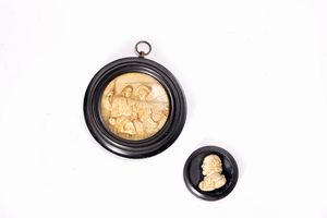 ,Scuola fiamminga secolo XVII - Due miniature in osso raffiguranti Coppia galante a passeggio e Ritratto di gentiluomo a mezzo busto di profilo