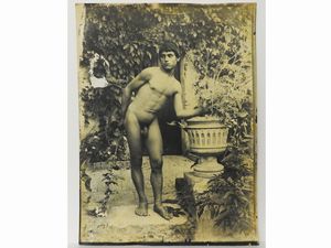 ,Wilhelm von Gloeden - Taormina Nudo maschile e vaso, 1920 circa