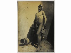 ,Wilhelm von Gloeden - Taormina Nudo maschile con vaso greco, 1910 circa