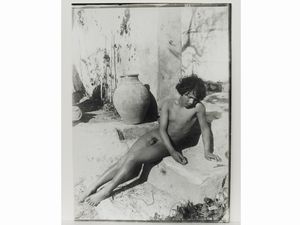 ,Wilhelm von Gloeden - Taormina Nudo maschile e urna, 1910 circa