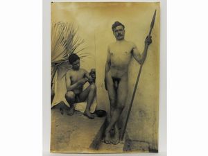 ,Wilhelm von Gloeden - Taormina Nudi maschili con lancia e vasi antichi, 1920 circa