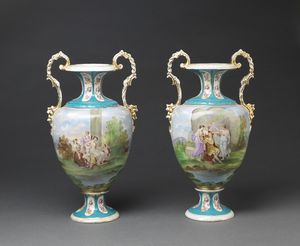 MANIFATTURA DEL XIX-XX SECOLO - Coppia di vasi biansati in porcellana dipinta in policromia con scene tratte dalle opere di Angelika Kaufmann e con decori floreali.