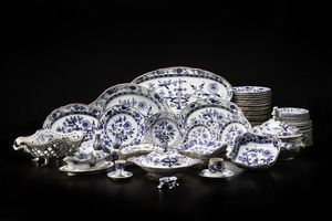 MANIFATTURA DI MEISSEN DEL XIX-XX SECOLO - Servizio da tavola in porcellana bianca con decoro ''a cipolla'' in blu, composto di ottantasei pezzi (86).