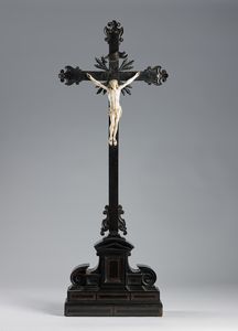 MANIFATTURA DEL XVIII SECOLO - Crocefisso in avorio su croce in legno ebanizzato.