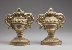 MANIFATTURA DEL XVIII SECOLO - Coppia di portapalme in ottone argentato su legno, in forma di urna antica.