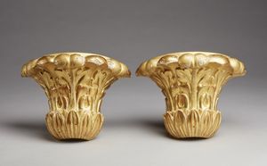 MANIFATTURA DEL XIX SECOLO - Coppia di elementi decorativi in legno dorato con intagli a foglie d'acanto.