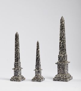 MANIFATTURA DEL XX SECOLO - Tre obelischi in granito bianco e nero.