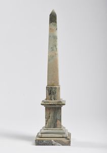 MANIFATTURA DEL XX SECOLO : Obelisco in marmo grigio.  - Asta Asta 353 | Arte antica e del XIX secolo - Associazione Nazionale - Case d'Asta italiane