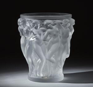 LALIQUE - Vaso della serie Bacchantes in cristallo satinato, con decoro di figure femminili.