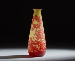 GALL - Vase in vetro doppio riposante su base circolare, decoro vegetale sui toni del rosso, finemente inciso ad acido su fondo verde