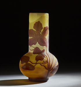 GALL - Vaso in vetro doppio con decoro di foglie sui toni del marrone, finemente inciso ad acido su fondo giallo.