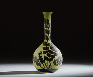GALL - Vaso soliflore con base a bulbo meplat in vetro doppio, decoro di foglie nei toni del verde finemente inciso ad acido su fondo verde.