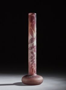 GALL - Vaso cilindrico con base a bulbo in vetro doppio, decoro di foglie nei toni del viola, finemente inciso ad acido su fondo viola sfumato rosa.