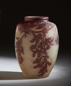 GALL - Vaso di forma ovoidale in vetro doppio, decoro di foglie nei toni del viola, finemente inciso ad acido su fondo rosato.