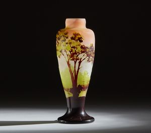 GALL - Vaso in vetro doppio riposante su base circolare di color viola, decoro di paesaggio lacustre e albero nei toni del verde, finemente inciso ad acido su fondo rosato