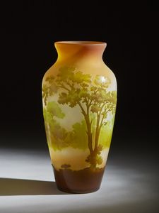 GALL - Vase in vetro doppio riposante su base circolare, decoro di paesaggio lacustre, con albero di alto fusto nei toni del verde, finemente inciso ad acido su fondo neutro rosato