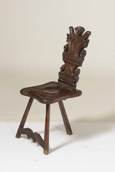 Sedia tripode in legno intagliato  - Asta Antiquariato Febbraio | Cambi Time - Associazione Nazionale - Case d'Asta italiane