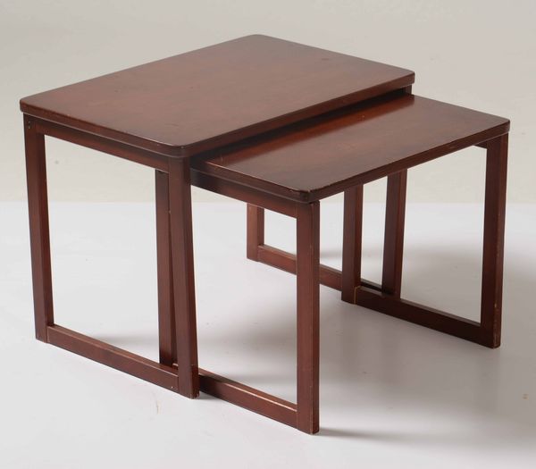 Due tavolini a nido in legno, XX secolo  - Asta Antiquariato Febbraio | Cambi Time - Associazione Nazionale - Case d'Asta italiane