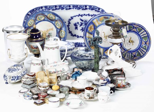Lotto di numerosi oggetti in ceramica di vario uso  - Asta Antiquariato Febbraio | Cambi Time - Associazione Nazionale - Case d'Asta italiane