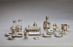ARGENTIERE DEL XX SECOLO - Gruppo di 18 oggetti in argento e metallo argentato.