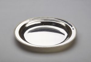 ARGENTIERE ITALIANO DEL XX SECOLO - Piatto fondo in argento di forma ovale.