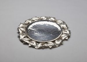ARGENTIERE ITALIANO DEL XX SECOLO - Piatto in argento di forma circolare con decorazione a foglie di vite lungo il bordo.