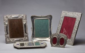 ARGENTIERE ITALIANO DEL XX SECOLO - Gruppo di quattro cornici in argento e una probabilmente in metallo argentato.