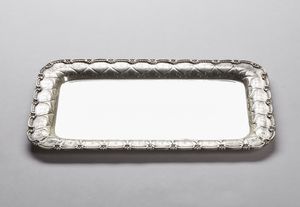ARGENTIERE ITALIANO DEL XX SECOLO - Vassoio rettangolare in argento con bordo mosso decorato con motivi fitomorfi.