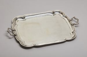 ARGENTIERE MALTESE DEL XIX SECOLO - Grande vassoio in argento, polilobato e biansato.