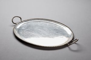 ARGENTIERE ITALIANO DEL XX SECOLO - Vassoio biansato in argento di forma ovale.