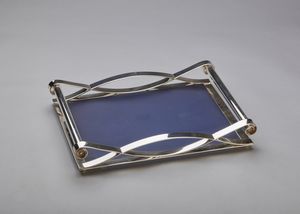 ARGENTIERE ITALIANO DEL XX SECOLO - Portavivande in argento con piano in vetro blu.