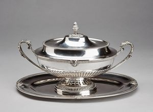 ARGENTIERE ITALIANO DEL XX SECOLO - Alzata biansata in argento con decori neoclassici, su piatto ovale in argento.