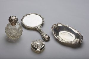 ARGENTIERE INGLESE DEL XIX SECOLO - Set da toilette in argento e probabilmente metallo argentato.