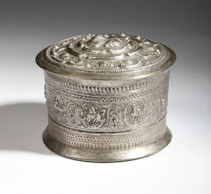MANIFATTURA DEL XX SECOLO - Cofanetto in metallo argentato con decorazioni in stile orientale.