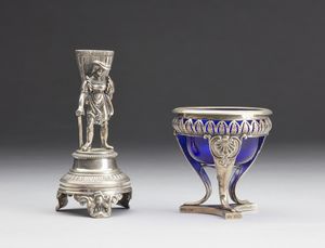 ARGENTIERE ITALIANO DEL XIX SECOLO - Alzata in argento e vetro blu e figura in argento su piedistallo, con decorazioni a palmette.