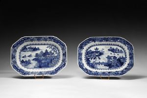 Arte Cinese - Coppia di vassoi in porcellana bianco e blu  Cina, dinastia Qing, secolo XVIII