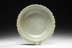 Arte Cinese - Piatto celadon a bordo spinato  Cina, dinastia Yuan (1279-1378)