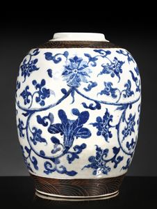 Arte Cinese - Vaso bianco e blu decorato con tralci floreali  Cina, dinastia Qing, fine XVIII secolo