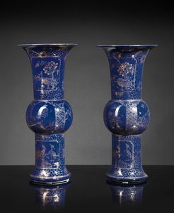 Arte Cinese - Coppia di vasi a tromba (Yenyen) su sfondo blu  Cina, dinastia Qing, periodo Kangxi (1661-1722)