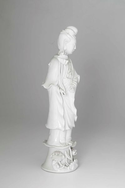 Figura di Guanyin con fiore in porcellana Blanc de Chine, Cina, Dinastia Qing, XIX secolo  - Asta Arte Orientale | Cambi Time - Associazione Nazionale - Case d'Asta italiane