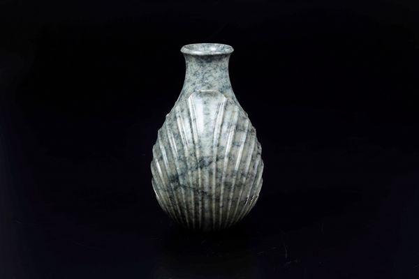 Vaso scolpito in giada, Cina, XX secolo  - Asta Arte Orientale | Cambi Time - Associazione Nazionale - Case d'Asta italiane