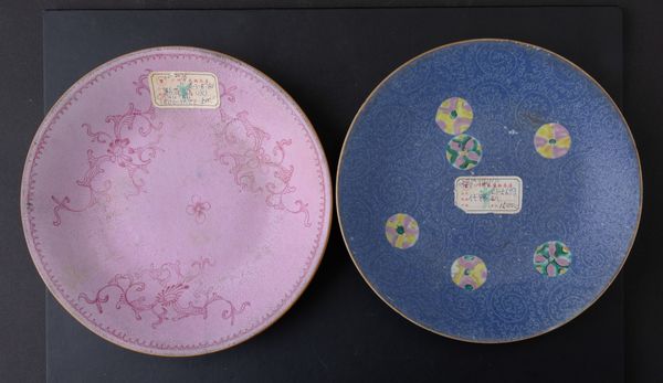 Due piattini diversi in porcellana rosa e blu con decori floreali, Cina, Dinastia Qing, XIX secolo  - Asta Arte Orientale | Cambi Time - Associazione Nazionale - Case d'Asta italiane