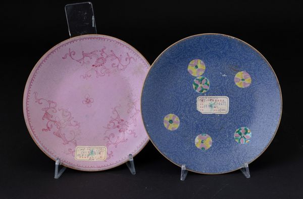 Due piattini diversi in porcellana rosa e blu con decori floreali, Cina, Dinastia Qing, XIX secolo  - Asta Arte Orientale | Cambi Time - Associazione Nazionale - Case d'Asta italiane