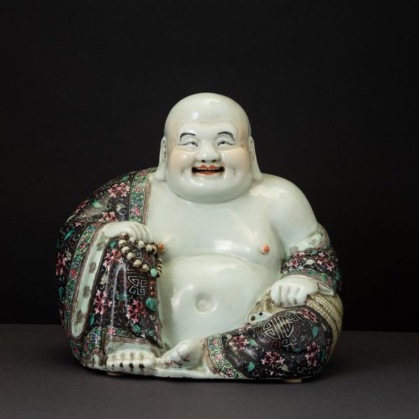 Figura di Budai seduto in porcellana, Cina, Repubblica, XX secolo  - Asta Arte Orientale | Cambi Time - Associazione Nazionale - Case d'Asta italiane