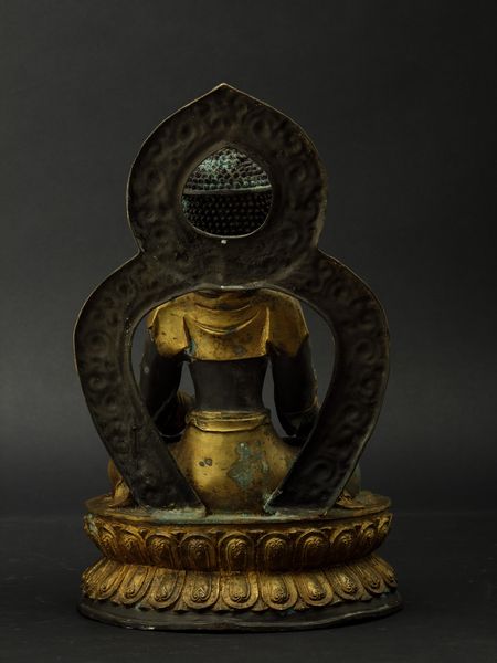 Figura di Buddha Sakyamuni seduto su doppio fiore di loto entro aura in bronzo parzialmente dorato, Cina, XX secolo  - Asta Arte Orientale | Cambi Time - Associazione Nazionale - Case d'Asta italiane