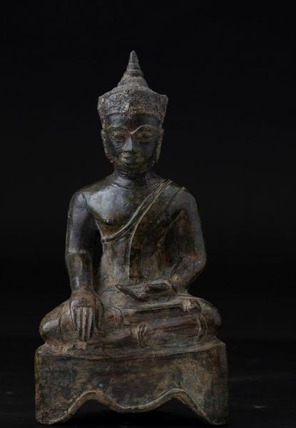 Figura di Buddha Sakyamuni seduta su piedistallo in bronzo, Thailandia, Ayutthaya, XIX secolo  - Asta Arte Orientale | Cambi Time - Associazione Nazionale - Case d'Asta italiane