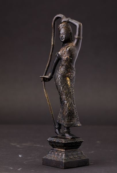Figura di fanciulla danzante in bronzo, India, XX secolo  - Asta Arte Orientale | Cambi Time - Associazione Nazionale - Case d'Asta italiane