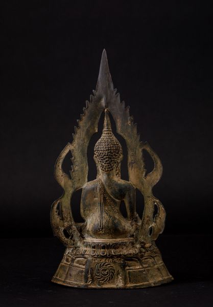 Figura di Buddha Sakyamuni in bronzo seduto entro aura, Thailandia, XIX secolo  - Asta Arte Orientale | Cambi Time - Associazione Nazionale - Case d'Asta italiane